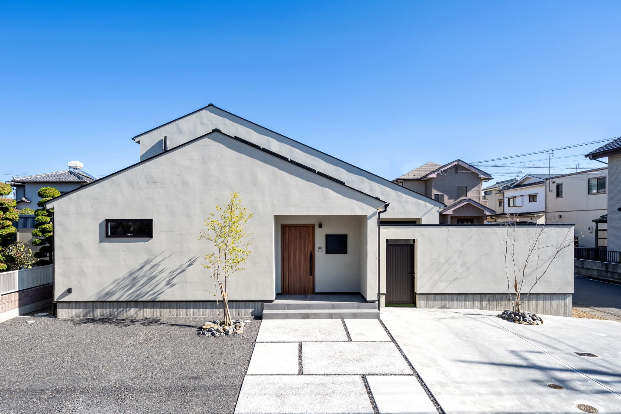 住宅街に建つカーテンのいらない中庭のある家