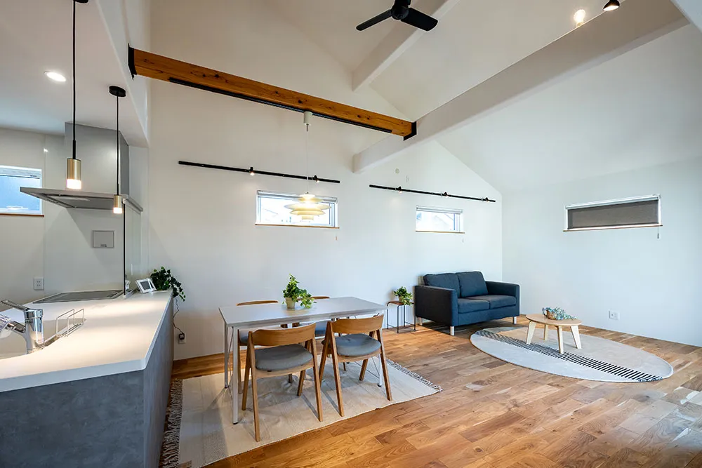住宅街に建つカーテンのいらない中庭のある家