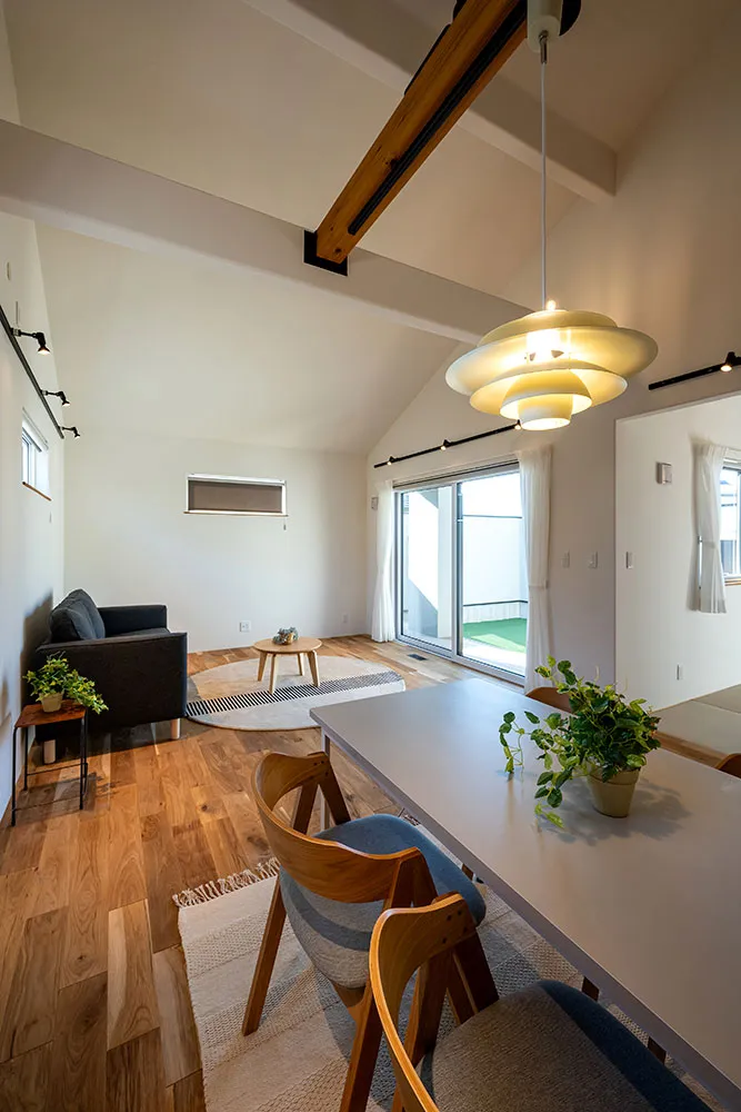 住宅街に建つカーテンのいらない中庭のある家