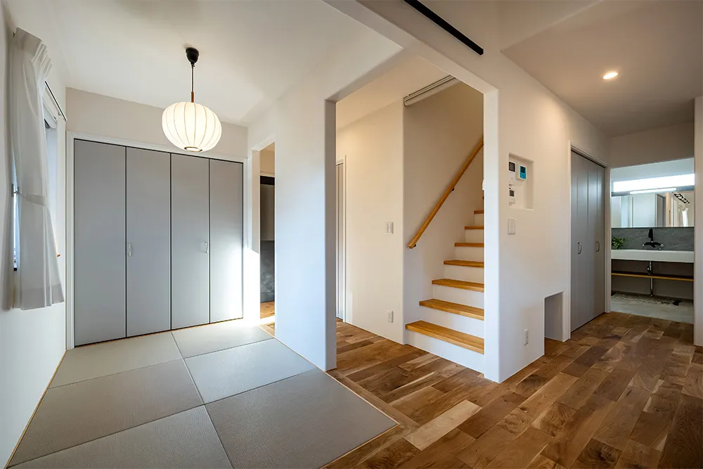 住宅街に建つカーテンのいらない中庭のある家
