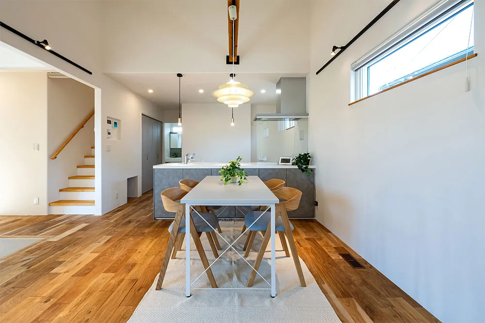 住宅街に建つカーテンのいらない中庭のある家