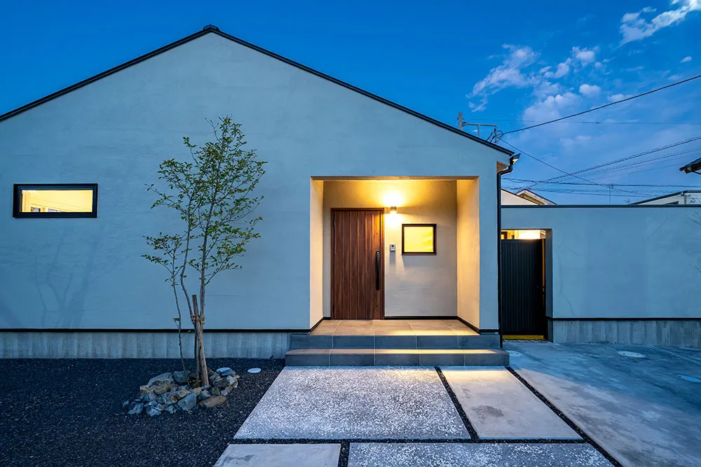 住宅街に建つカーテンのいらない中庭のある家