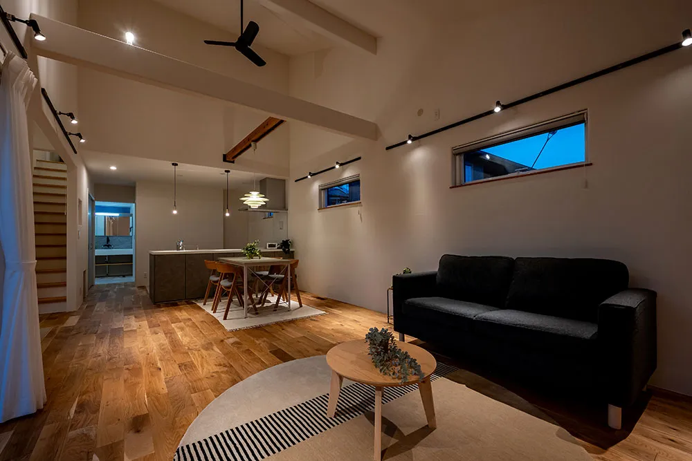住宅街に建つカーテンのいらない中庭のある家
