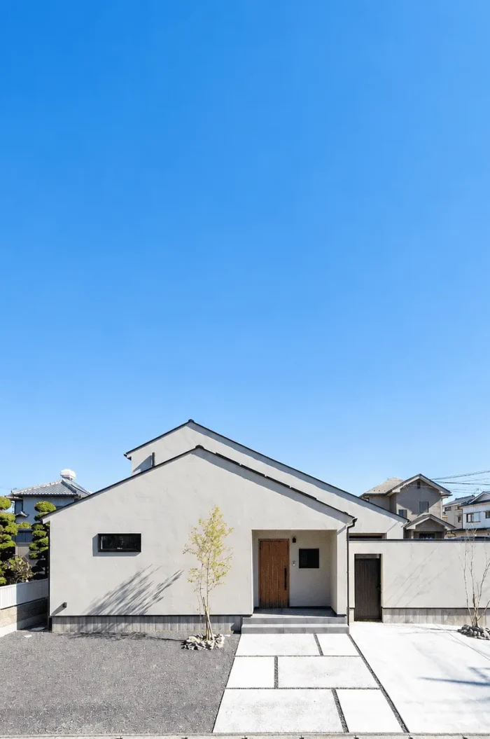 住宅街に建つカーテンのいらない中庭のある家